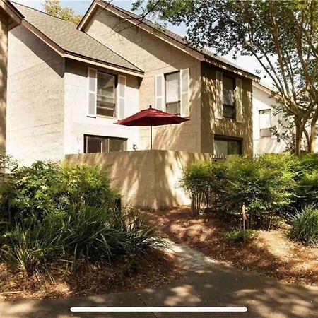 In The Heart Of Harbour Town 2Br 2Ba Pool Access Close To Beach Hilton Head Island Eksteriør billede